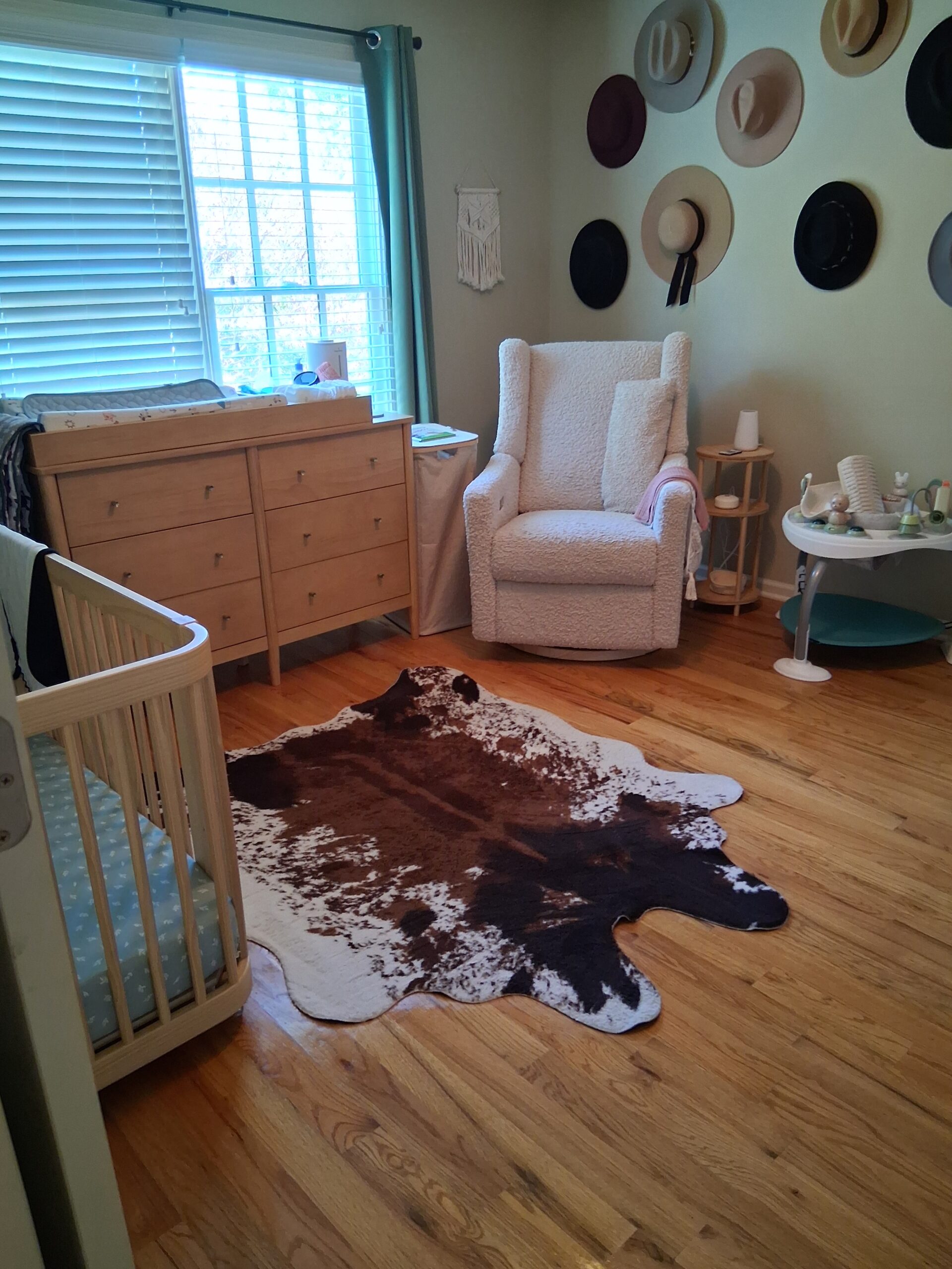 Professional recurring cleaning by Mkleaning in a beautifully maintained high-end child’s bedroom, clean and well-ventilated in Dallas.