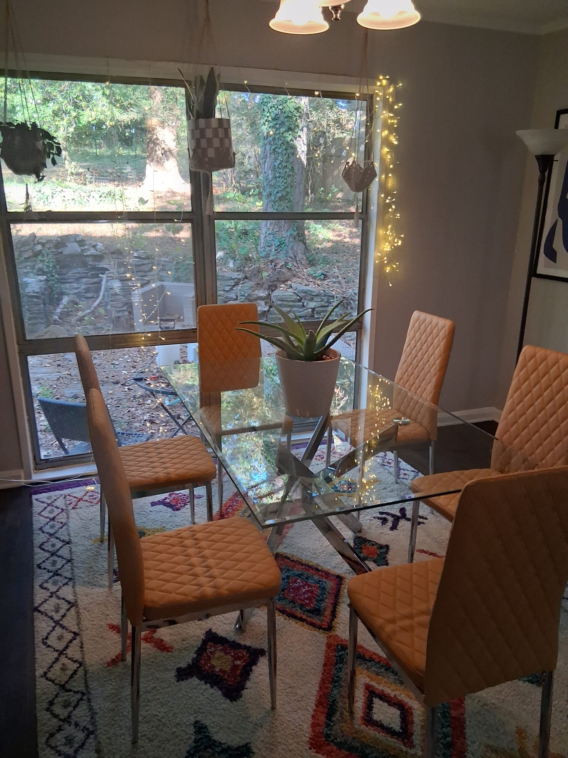 Professional recurring cleaning by Mkleaning in a beautifully maintained high-end dining room with minimalist table decoration and shining glass in Sandy Springs.