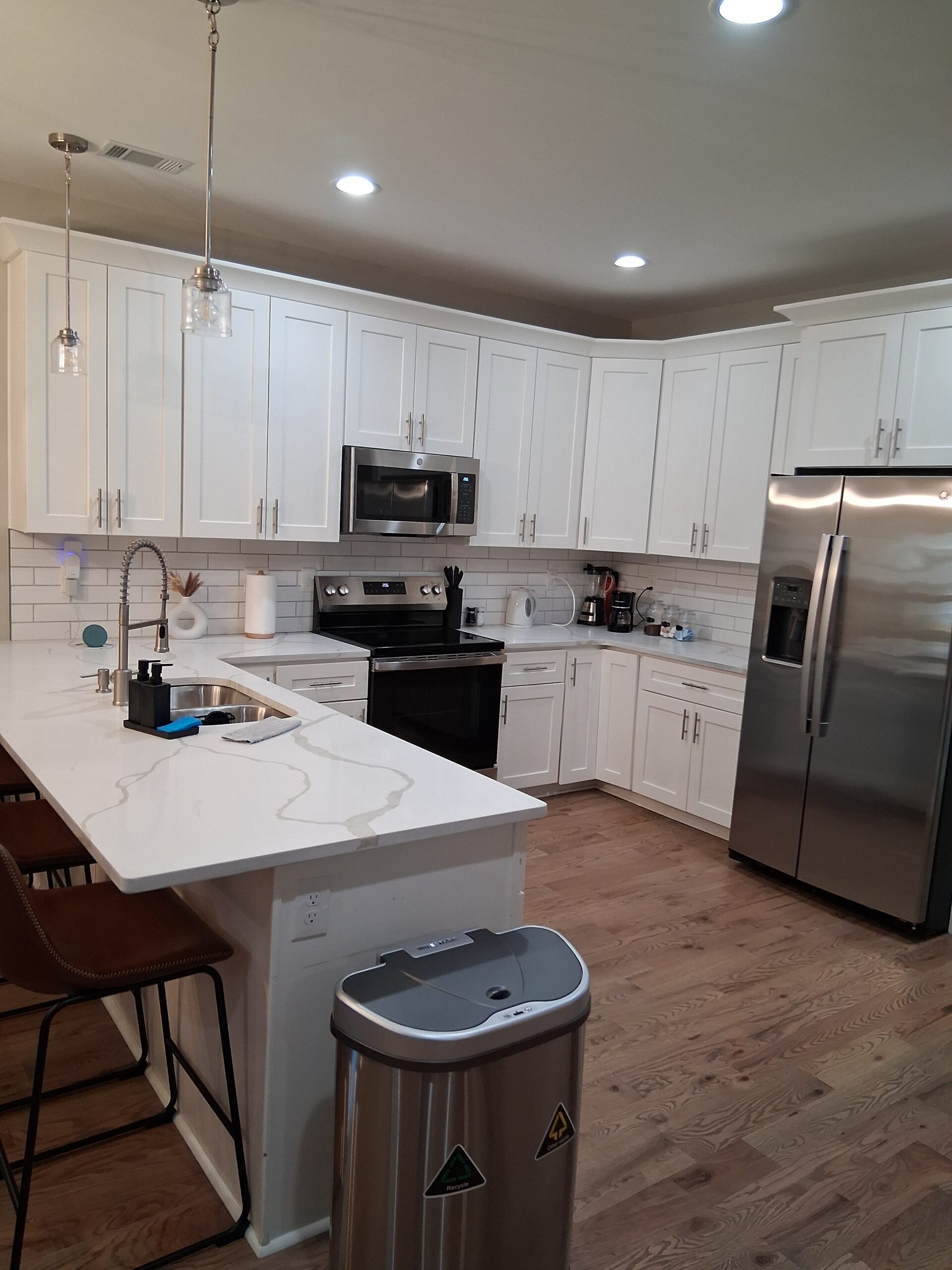 A meticulously cleaned kitchen in Alpharetta, with delicate touches and attention to detail, professionally prepared by Mkleaning to create a welcoming atmosphere for clients.