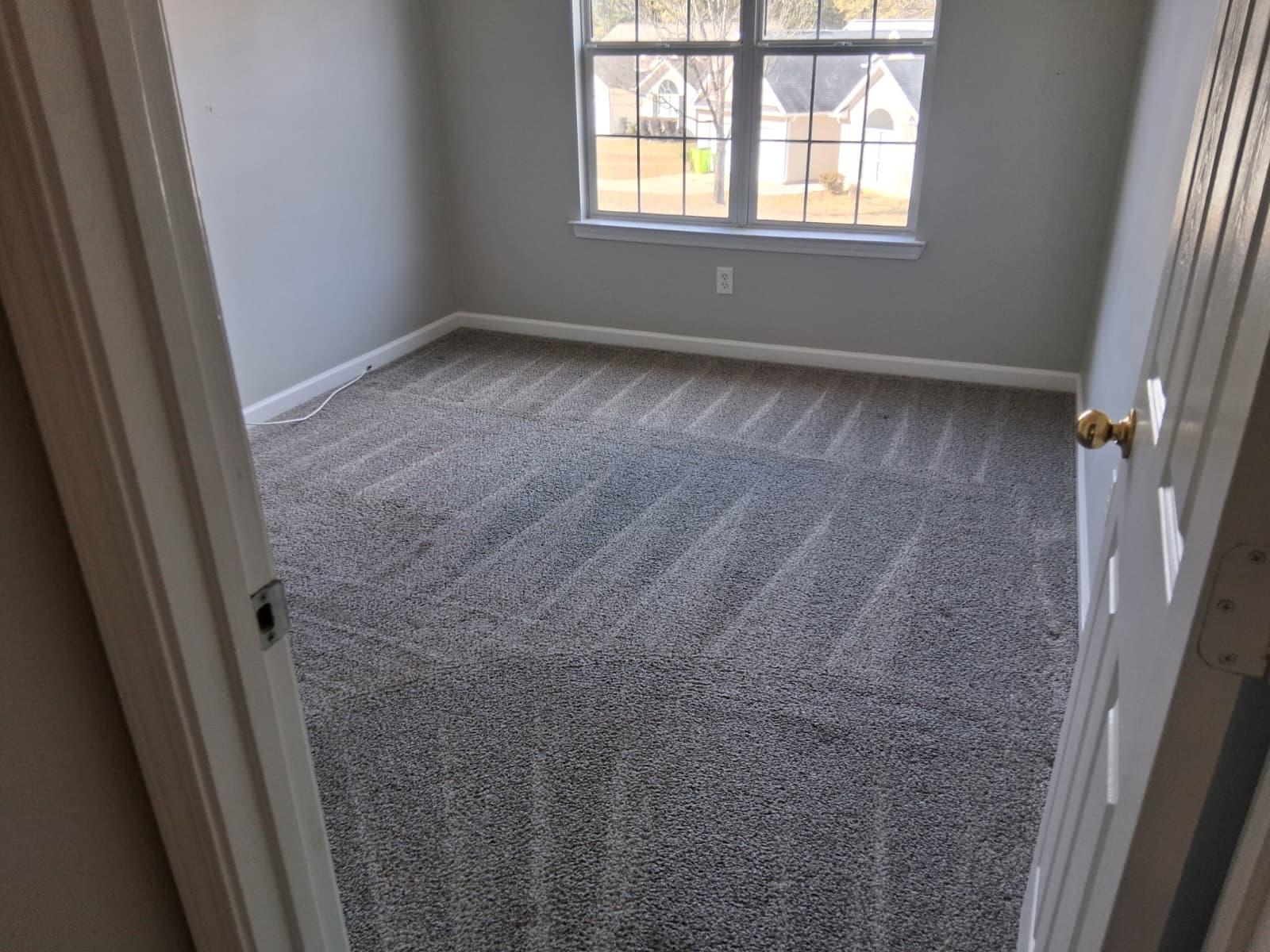 Professional carpet cleaning by Mkleaning in Smyrna, showing a [Nome do Ambiente] carpet thoroughly vacuumed to remove debris before deep carpet shampoo washing.