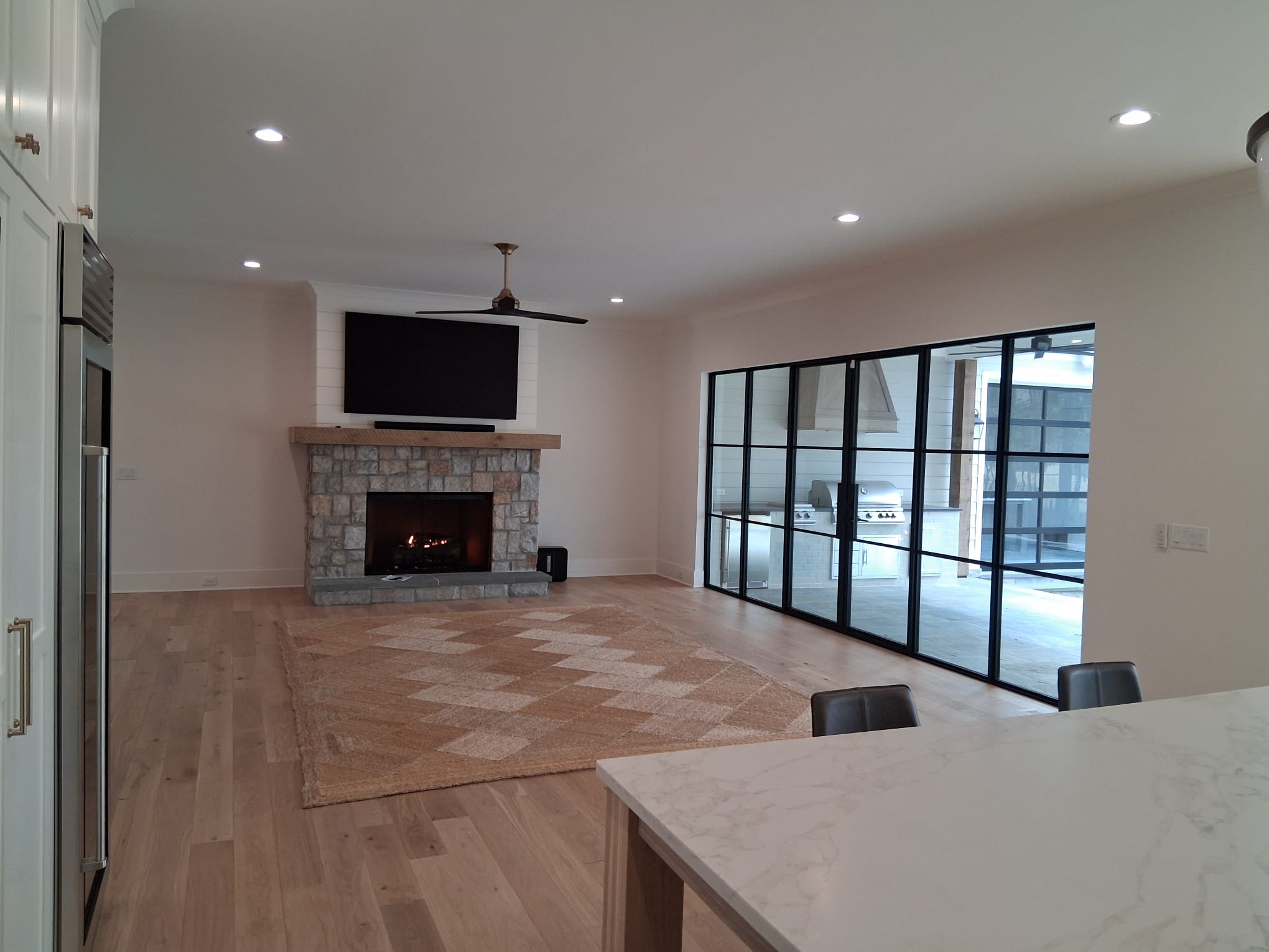 Move-out cleaning of a living room with detailed window and glass door cleaning, leaving the space bright and spotless