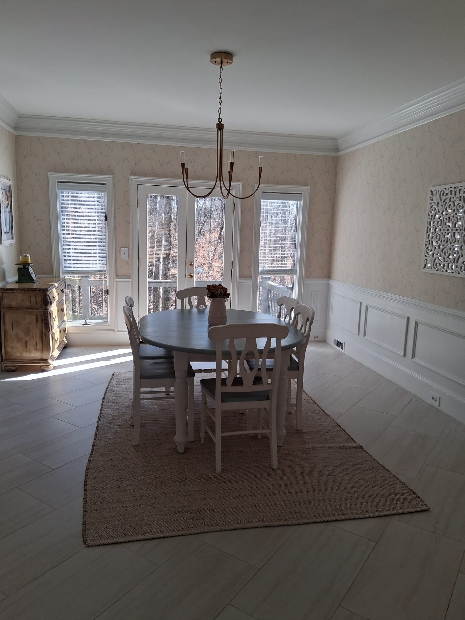 Bright dining room after professional deep cleaning, featuring clean floors, dining table, chairs, natural light, and an organized, elegant atmosphere.