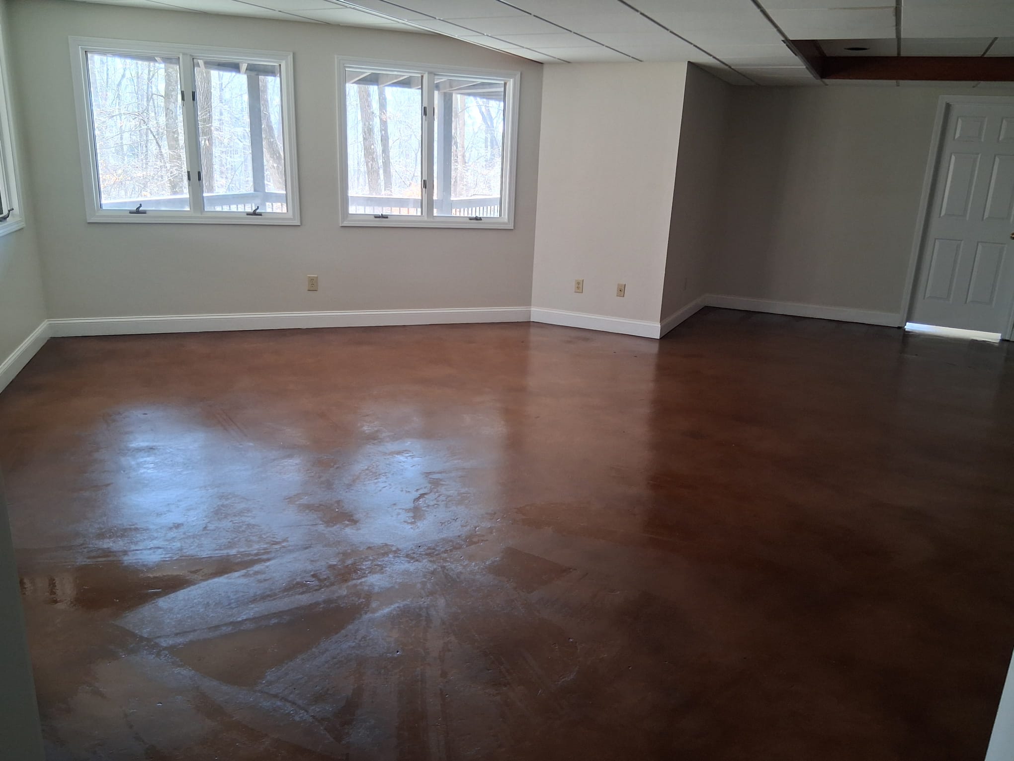 Empty room after deep cleaning with polished floors, clean walls, and natural light from windows, representing a professionally deep-cleaned and move-in-ready space.